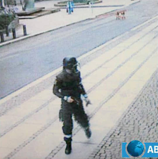 На камерах видеонаблюдения в правительственном квартале впоследствии идентифицировали Андерса Брейвика, одетого в полицейскую форму