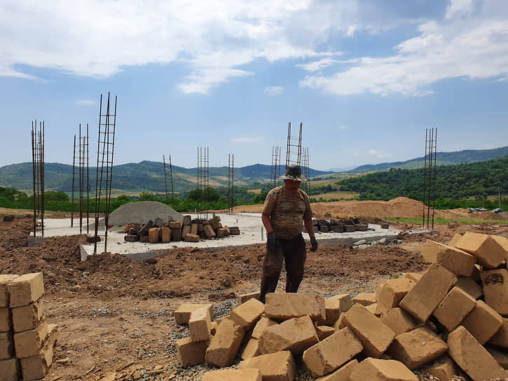 Строительство домов на спорной территории в Нагорном Карабахе