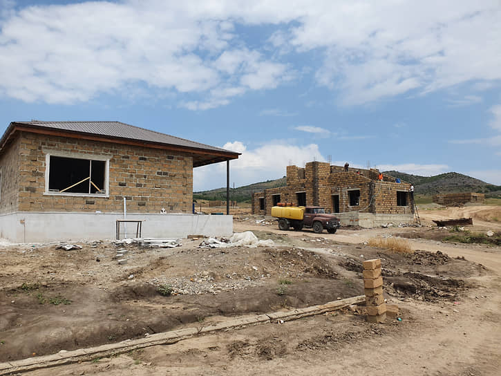 Строительство домов на спорной территории в Нагорном Карабахе