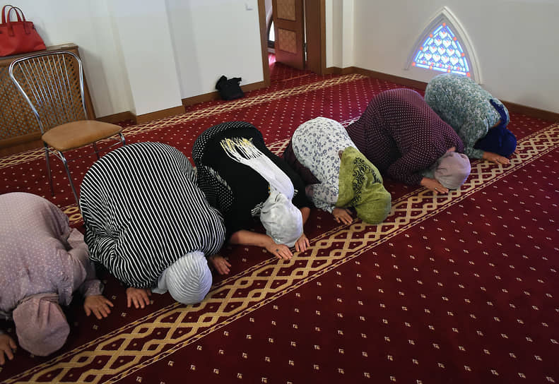 Верующие во время намаза в мечети села Изобильное 