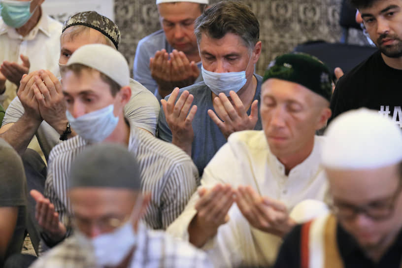 Верующие во время молитвы в Апанаевской мечети в Казани