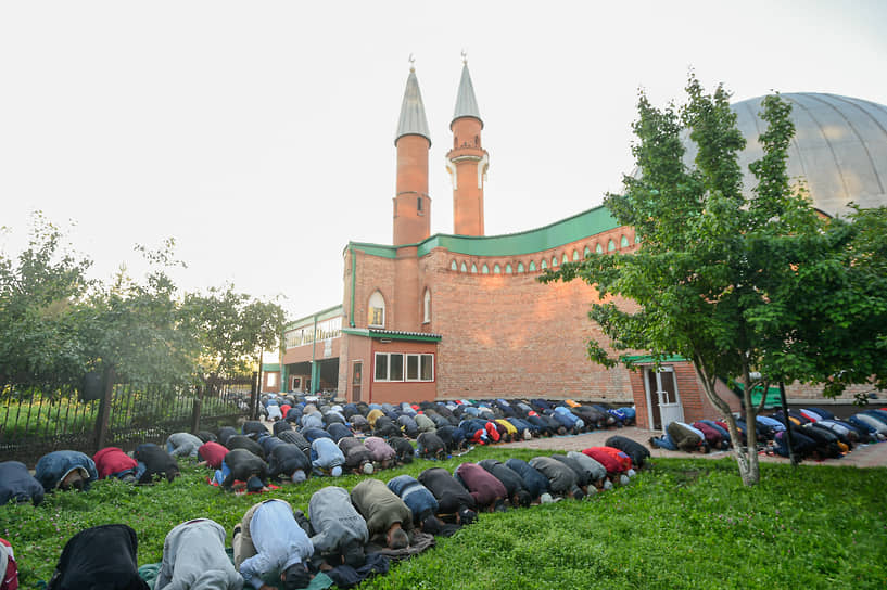 Празднование Курбан-байрама на территории Новосибирской соборной мечети 