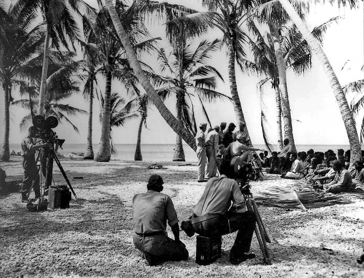 Встреча военного губернатора Маршалловых островов коммодора Бена Уайетта с жителями атолла Бикини
