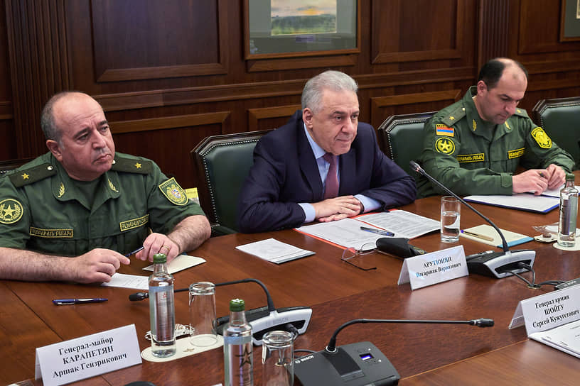 Министр обороны Армении Вагаршак Арутюнян (в центре)
