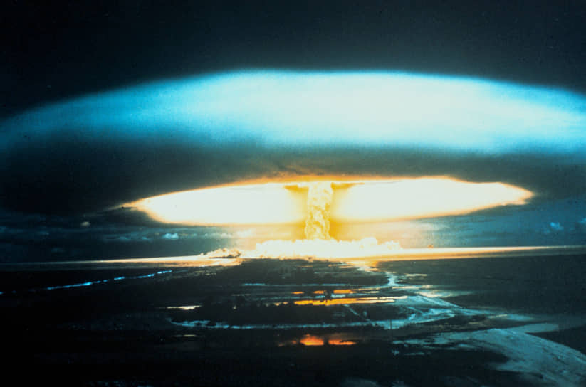 Взрыв, произведенный на Бикини 1 марта 1954 года, был самым мощным в истории американских ядерных испытаний
