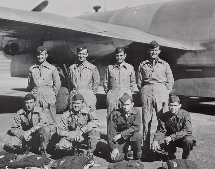 Экипаж тяжелого бомбардировщика, сбросившего первую атомную бомбу в лагуне Бикини