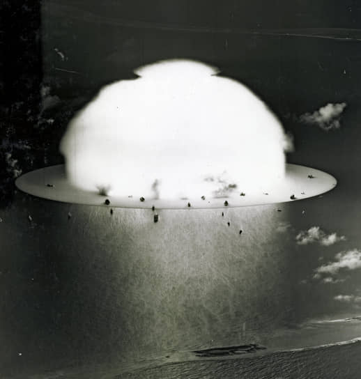 Большая часть кораблей-мишеней после двух ядерных взрывов осталась на плаву, но все корабли получили сильнейшее радиоактивное заражение