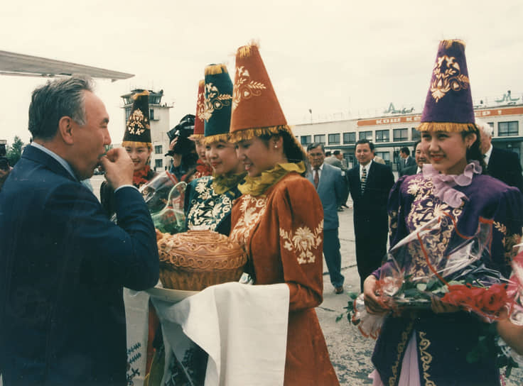 Нурсултан Назарбаев
&lt;br>Первый секретарь ЦК Компартии Казахстана, президент Казахской ССР
&lt;br>Вошел в состав Политбюро 14 июля 1990 года
&lt;br>Летом 1991 года в ходе подписания нового Союзного договора с Горбачевым и Ельциным была достигнута договоренность, что Назарбаев может занять пост председателя правительства Союза Суверенных Государств, однако путч помешал этим планам. Выступал за превращение СССР в конфедерацию. Был лидером Казахстана с 22 июня 1989 года по 19 марта 2019 года. После ухода с поста президента до января 2022 года сохранял за собой пост главы Совбеза страны и председателя правящей партии «Нур Отан». Является членом Конституционного совета