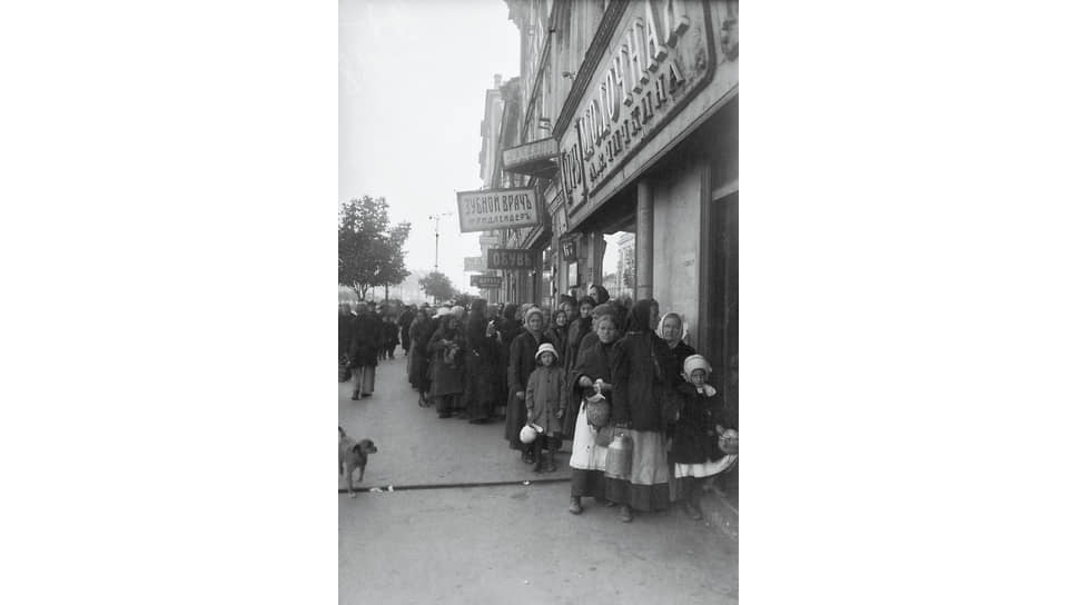 «Масло сливочное: 70 к.— до войны; 1 р. 40 к.— 1 марта 1916 г.». Фотохроника ТАСС
