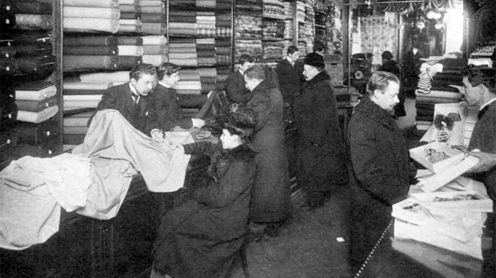 «Шерстяная материя: 1 р.— до войны; 5 р. 50 к.— 1 марта 1916 г. (за аршин)». Фото РГАКФД