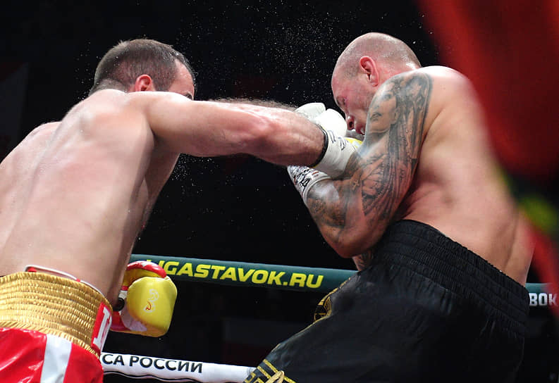 Бой между боксерами Муратом Гассиевым (слева) и Михаэлем Валлишем