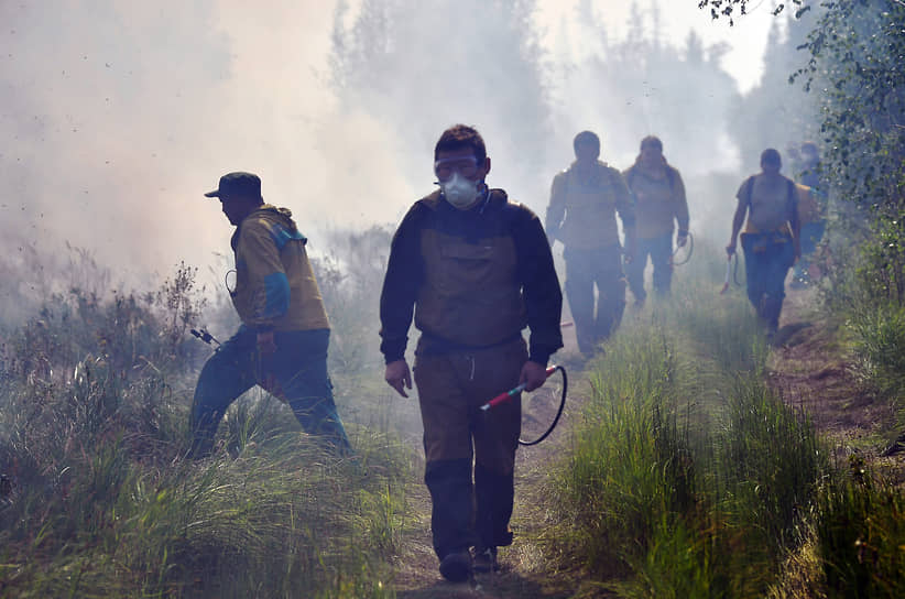 Сотрудники лесной охраны Якутии во время тушения пожара