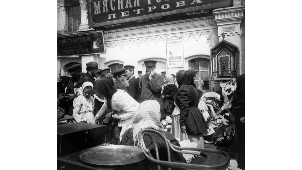 «Вот несколько петроградских цен, взятых просто случайно. Мясо черкасское: 28 к.— до войны; 95 к.— 1 марта 1916 г. (за фунт)». Фотоархив журнала «Огонёк»