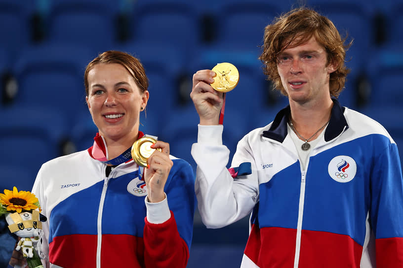 Анастасия Павлюченкова и Андрей Рублев демонстрируют медали во время церемонии награждения
