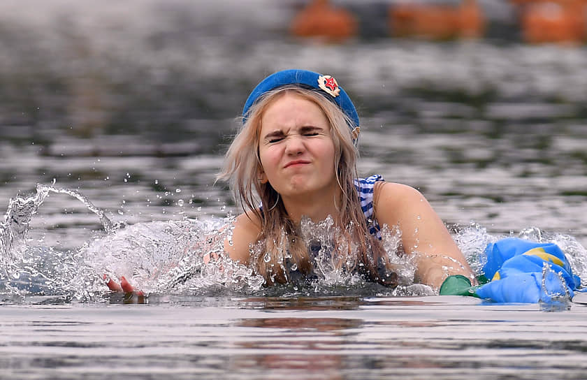 Девушка в тельняшке и голубом берете купается в фонтане в Парке Горького в Москве