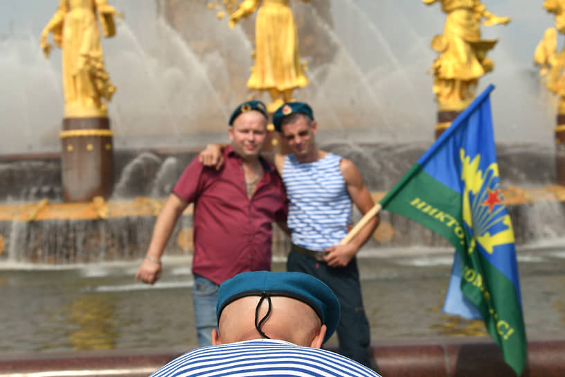 Бывшие десантники фотографируются у фонтана «Дружба народов» на ВДНХ, ставшего одним из традиционных мест сбора 2 августа