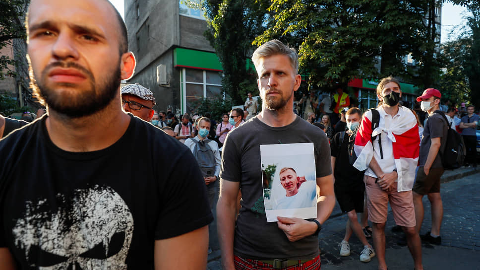 Активисты собрались у здания посольства Белоруссии в Киеве в связи со смертью Виталия Шишова