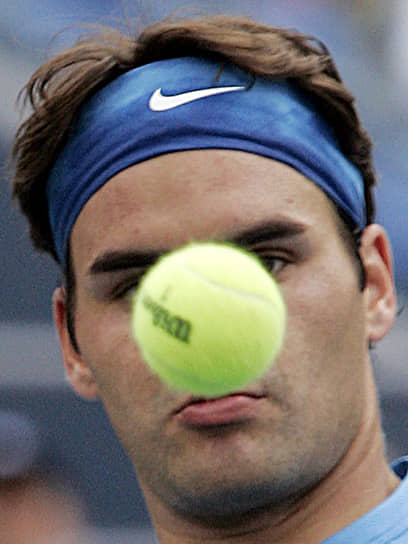 В начале 2000 года Федерер добился первой победы в матче профессионального турнира на открытых кортах в австралийской Аделаиде. Закончил год он уже в числе 30 лучших игроков мира