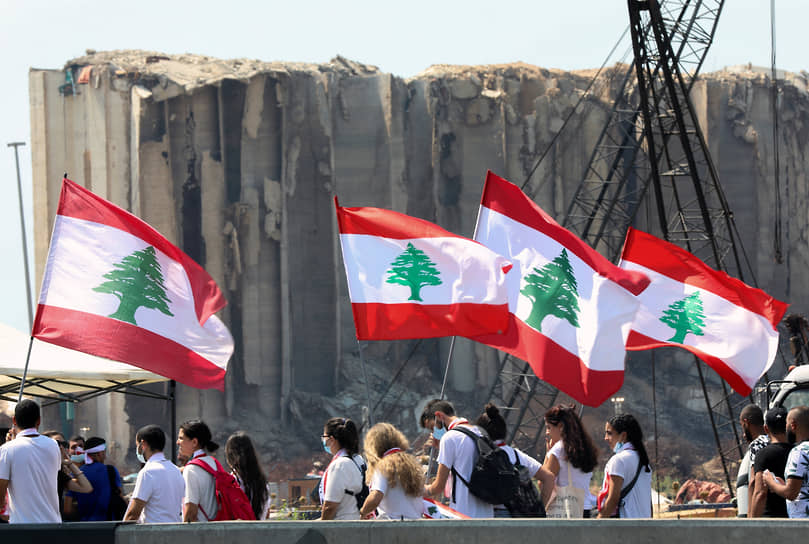 Сотни людей вышли почтить память погибших в результате страшного взрыва в порту Бейрута 4 августа 2020 года. В Ливане утверждают, что высшее руководство страны знало об опасном грузе, но ничего не сделало, чтобы предотвратить трагедию