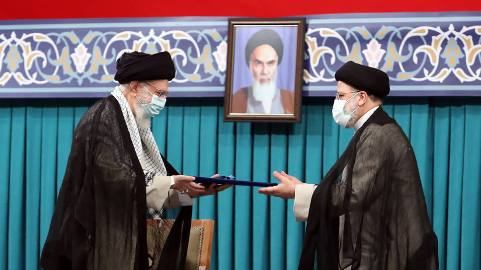 Эбрахим Раиси получает у аятоллы Али Хаменеи указ о назначении на пост президента