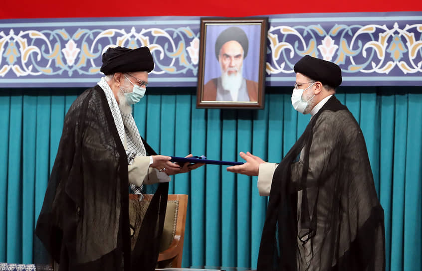 Эбрахим Раиси получает у аятоллы Али Хаменеи указ о назначении на пост президента