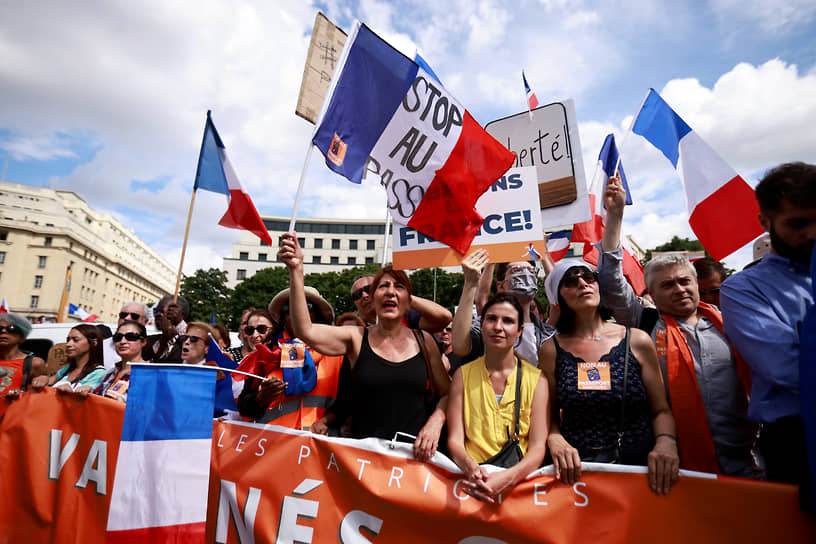 Протестующие против новой санитарной политики во Франции