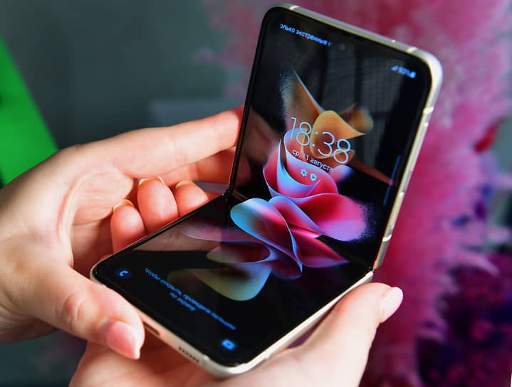Galaxy Z Flip 3 поступит в продажу в в бежевом, черном, лавандовом, зеленом, сером, розовом и белом корпусе по цене 89,9 тыс. руб. за устройство с 128 ГБ памяти, 94,9 тыс. руб. за версию с 256 ГБ