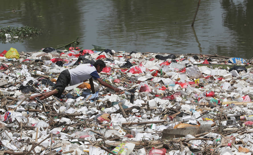 Чикаранг, Индонезия. Мужчина собирает пластик для переработки 