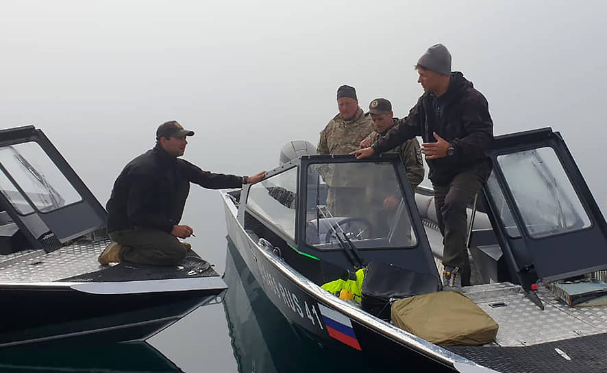Поисково-спасательная операция на месте падения вертолета Ми-8 в Курильском озере