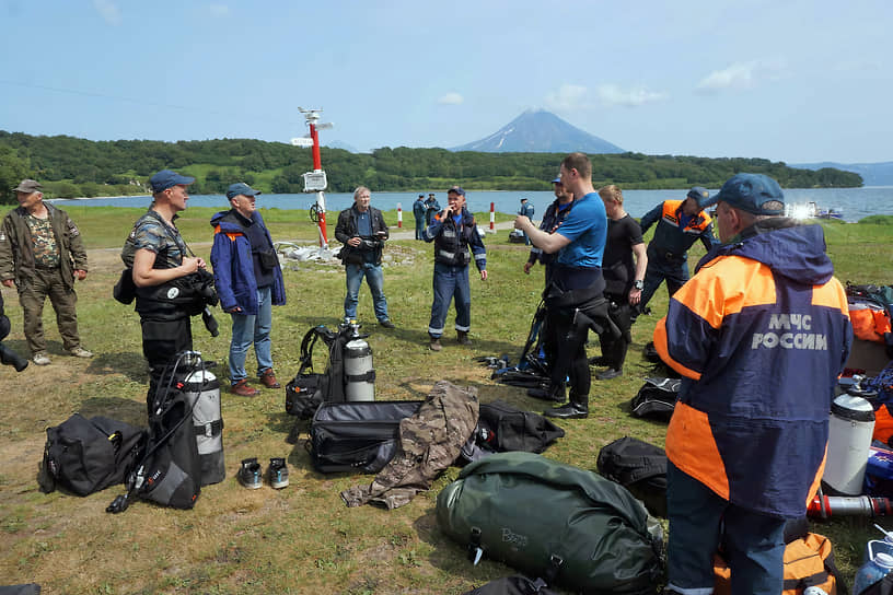 Спасатели во время поисковых работ на Курильском озере, где упал вертолет МИ-8