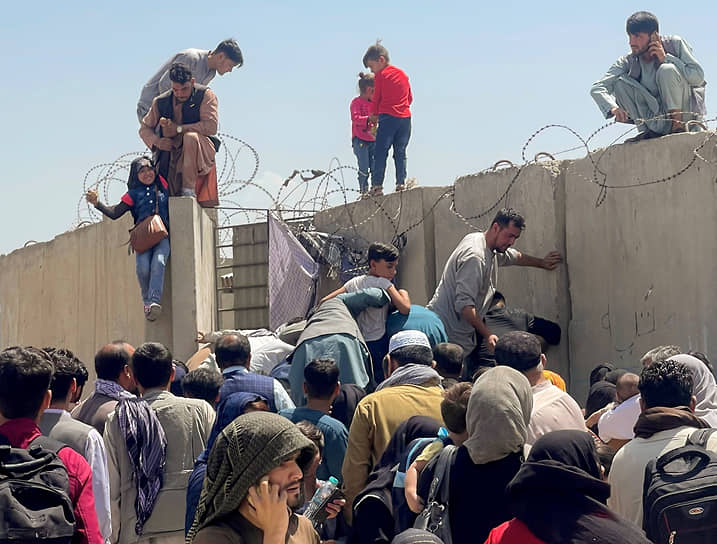 Кабул, Афганистан. Люди пытаются попасть в аэропорт, чтобы покинуть страну