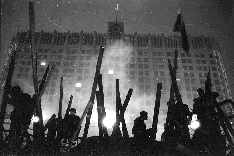 Демонстранты на баррикадах у здания Дома Правительства СССР