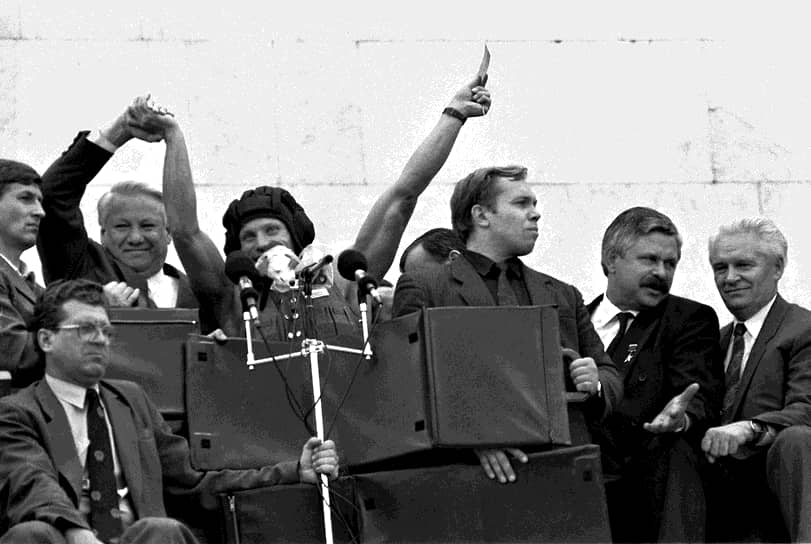 Борис Ельцин и вице-президент России Александр Руцкой (второй справа) на митинге у Белого дома в поддержку передачи государственной власти в августе 1991 года