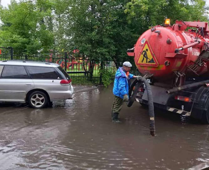 Аварийные бригады откачивают скопившуюся воду на улицах Иркутска