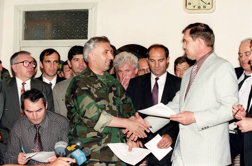 Секретарь Совета безопасности РФ Александр Лебедь (справа) и начальник штаба чеченских боевиков Аслан Масхадов после подписания Хасавюртовского соглашения