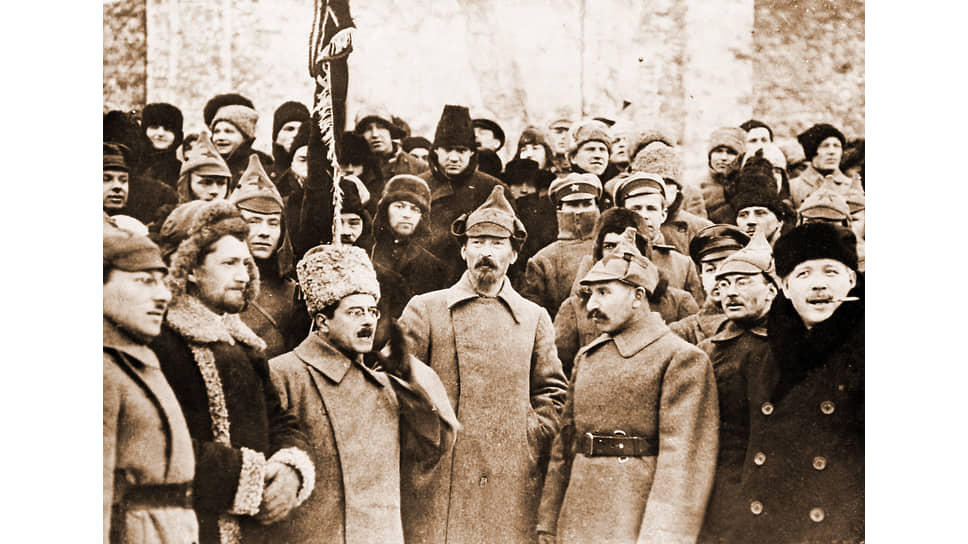 «Поручить т. Уншлихту (на фото — в первом ряду, третий слева) вызвать к себе Дашевского, проверить его и принять наблюдение за дальнейшим ходом дела»