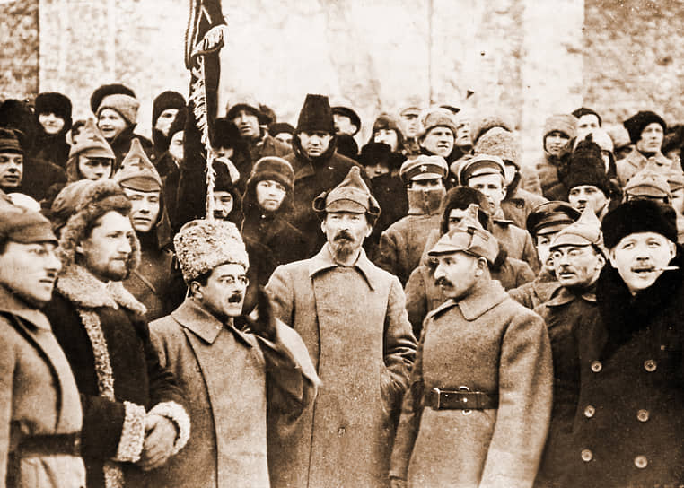 «Поручить т. Уншлихту (на фото — в первом ряду, третий слева) вызвать к себе Дашевского, проверить его и принять наблюдение за дальнейшим ходом дела»