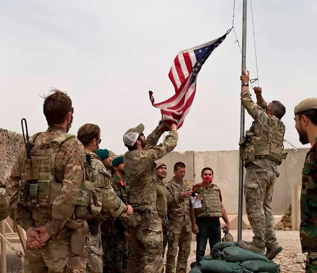 Американские и афганские солдаты спускают флаг США на церемонии передачи полномочий от армии США Афганской национальной армии