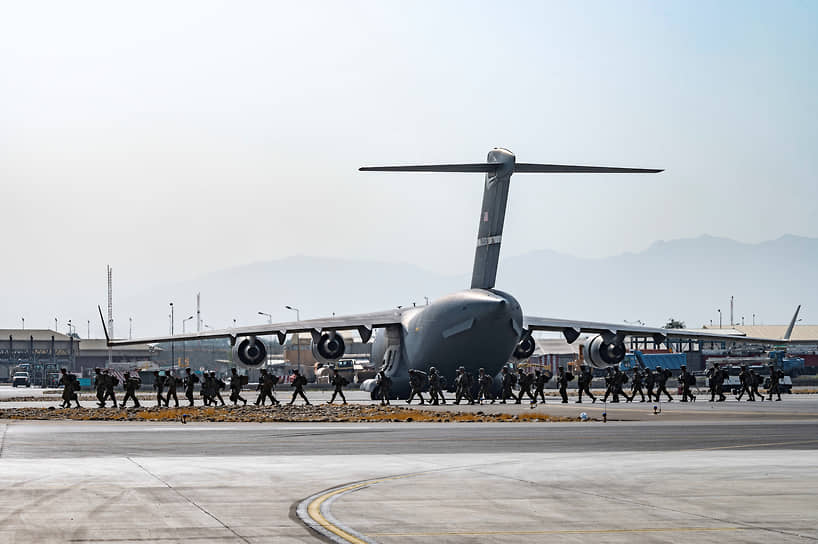 Самолет с американскими солдатами прибывает в аэропорт Кабула 20 августа для поддержки афганских союзников