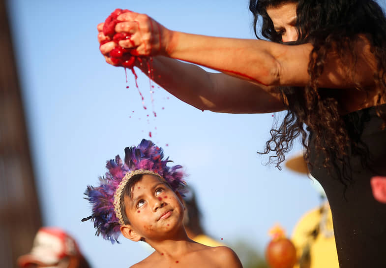 Бразилиа, Бразилия. Активисты устраивают перформанс во время судебного заседания по делу о правах коренных народов на землю 