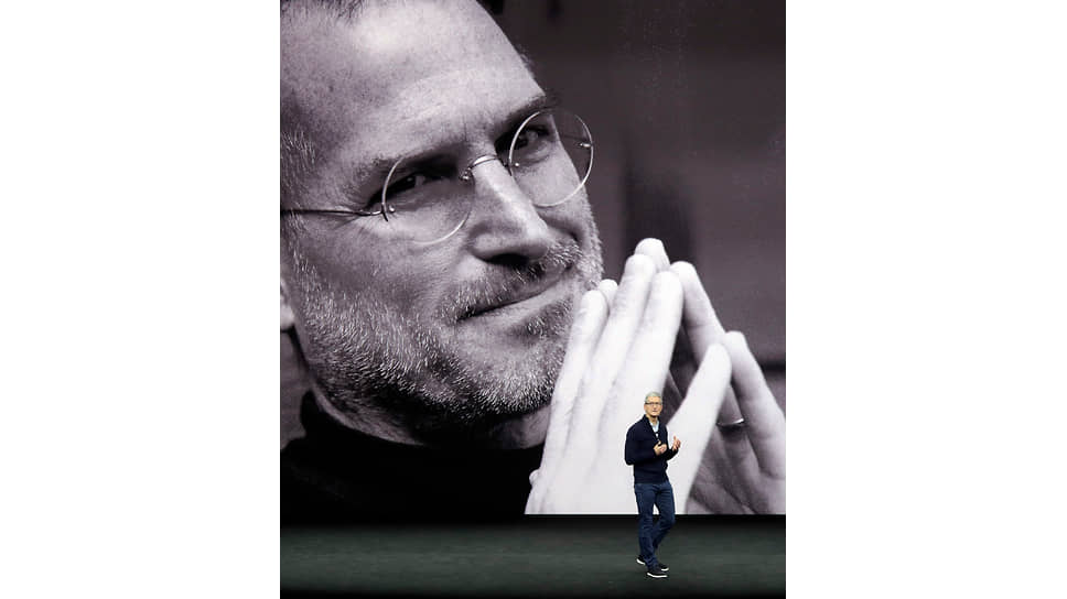 Steve Jobs (on screen) and Tim Cook