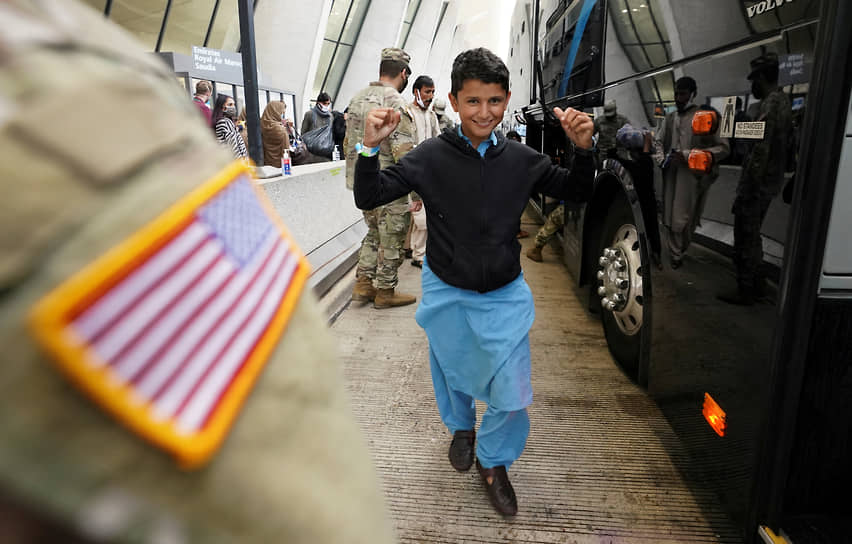 Вирджиния, США. Афганский мальчик-беженец в аэропорту 