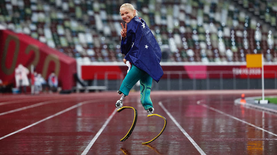 Токио, Япония. Австралийская спортсменка Ванесса Лов после победы в прыжках в длину на Паралимпиаде