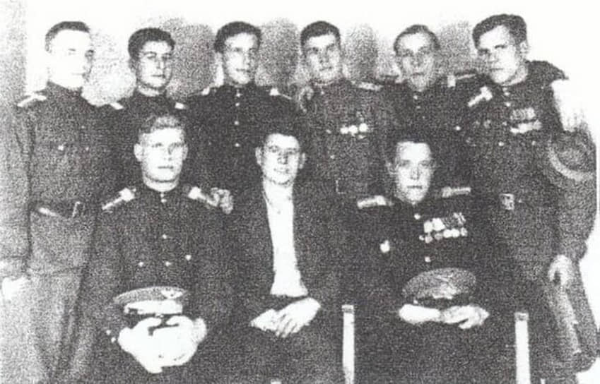 В январе 1950 года самолет Ли-2 при заходе на посадку в сложных метеоусловиях разбился в окрестностях аэропорта Кольцово (Свердловск). В катастрофе погибли 19 человек, включая 11 игроков ВВС (Москва) — одного из сильнейших хоккейных клубов СССР