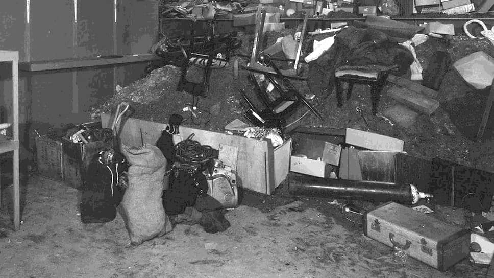 Мусор и инструменты, использовавшиеся для рытья тоннеля, в помещении магазина Le Sac