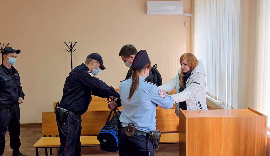 Дмитрия Цибуковского и Анастасию Сафонову берут под стражу в зале суда