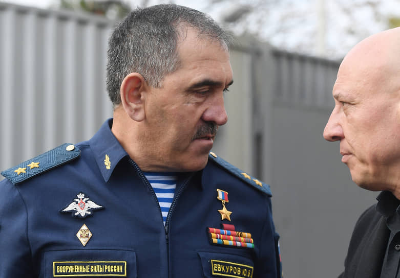 Заместитель министра обороны России Юнус-Бек Евкуров (слева)