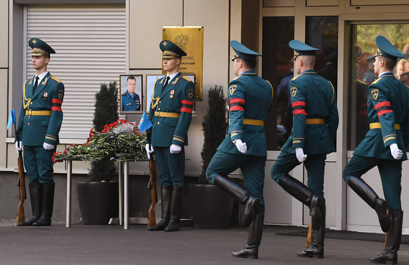 Почетный караул у портретов Евгения Зиничева во время прощания в Москве
