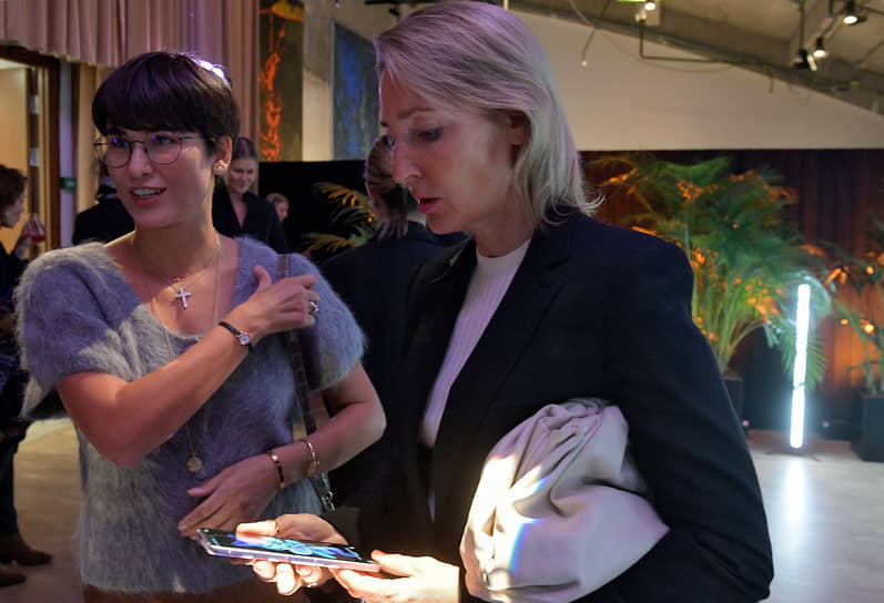 Владелица шоурума «Лилу» Оксана Бондаренко (справа) и дизайнер Алина Каширина на дискуссии «Как технологии меняют мир к лучшему»