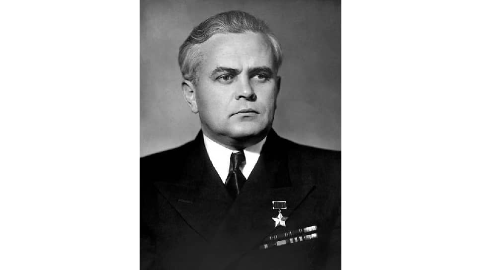 „Ministr námořnictva, soudruh Shirshov (na snímku) a jeho personální zástupce, soudruh Koroteev nedodrželi usnesení GKOK ze dne 3. září 1944.“